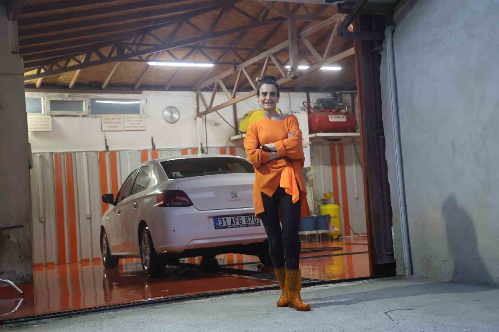 &lsquo;Abi&rsquo; diye seslenenler olsa da oto yıkamacı G&uuml;lcan, depremin yıkamadığı hayalleriyle ekmek parasını kazanıyor
