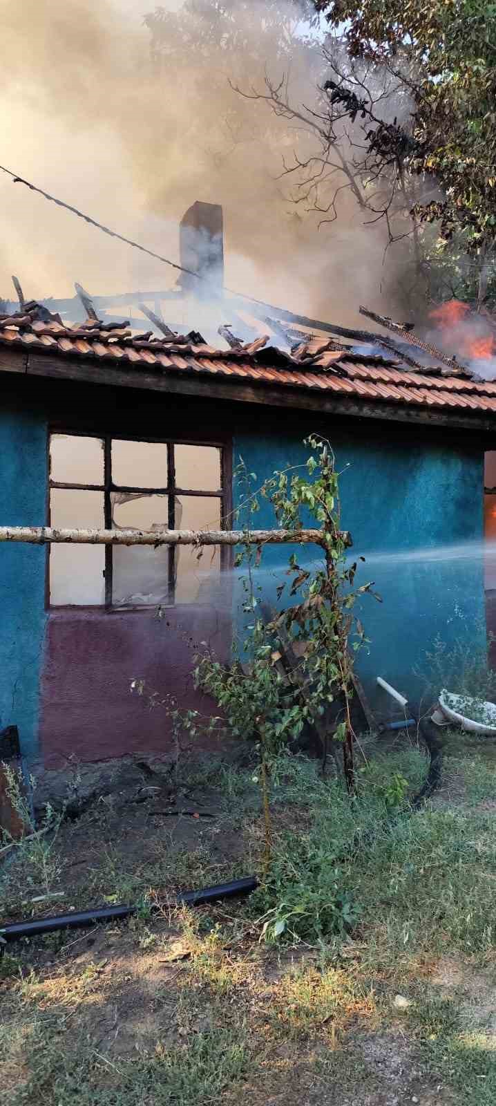 Çorum’da yanan ev kullanılmaz hale geldi