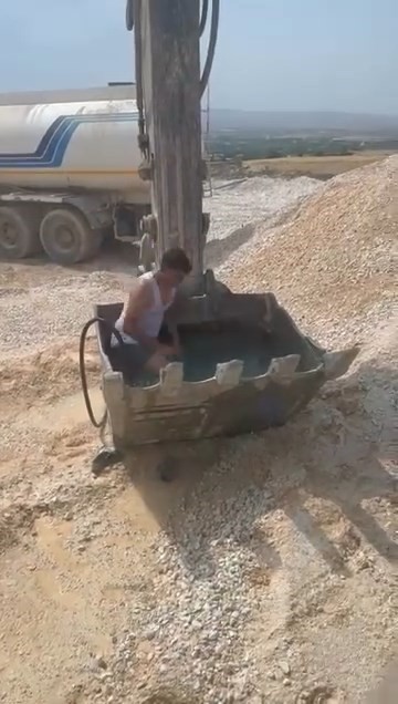 Sıcaktan bunalan iş&ccedil;iler kep&ccedil;eyi havuza &ccedil;evirdi
