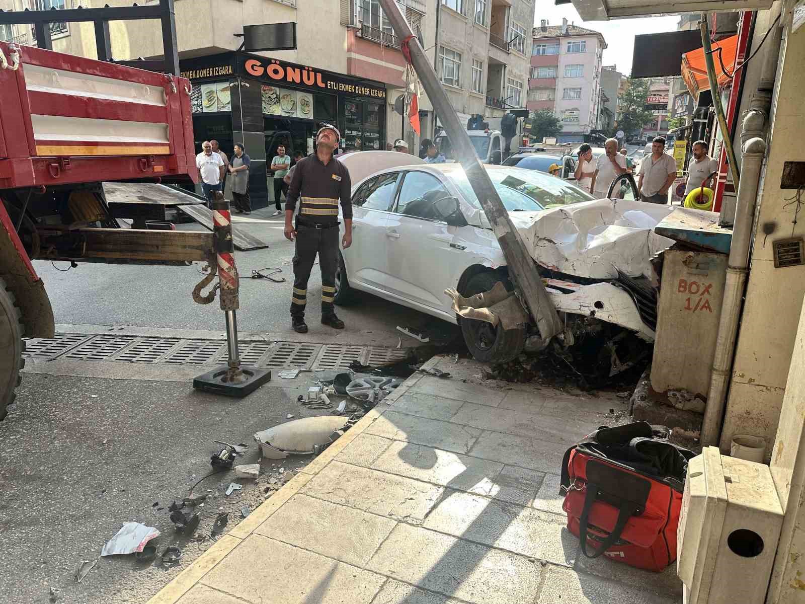 Kastamonu’da çarpışan otomobiller iş yerlerine çarparak durabildi: 1 yaralı