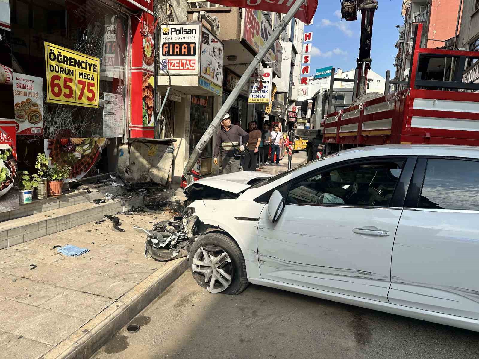 Kastamonu&rsquo;da &ccedil;arpışan otomobiller iş yerlerine &ccedil;arparak durabildi: 1 yaralı

