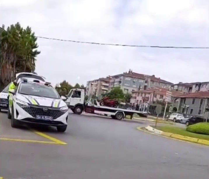 Otomobil ile çarpışan motokurye hafif şekilde yaralandı