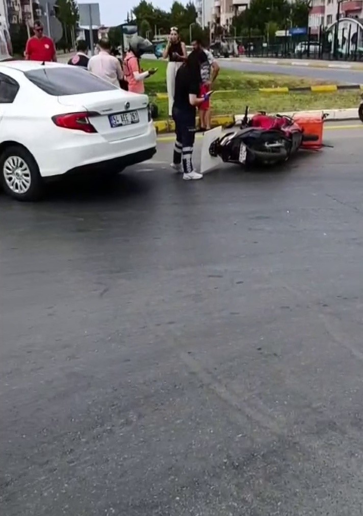 Otomobil ile çarpışan motokurye hafif şekilde yaralandı

