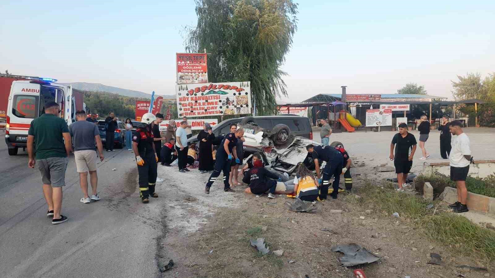 Midib&uuml;s ile &ccedil;arpışan otomobil takla attı: 6 yaralı
