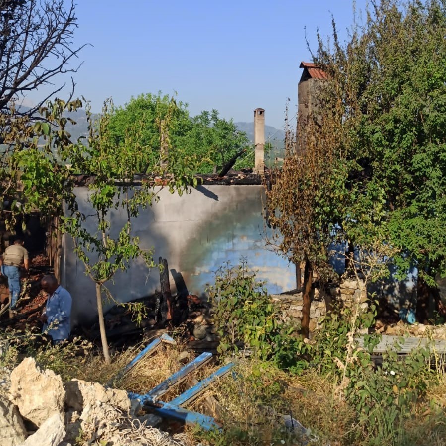 M&uuml;stakil ev alevler i&ccedil;inde kaldı, aile fertleri kendilerini camdan dışarı atarak kurtardı
