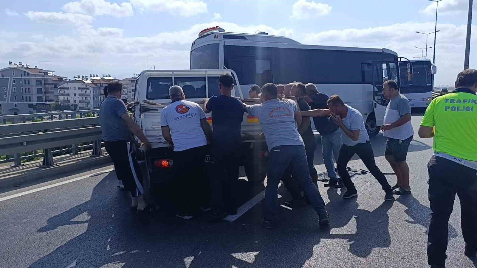 Kamyonetten d&uuml;şen malzemeleri toplamak isterken zincirleme kazaya sebep oldu:1 yaralı
