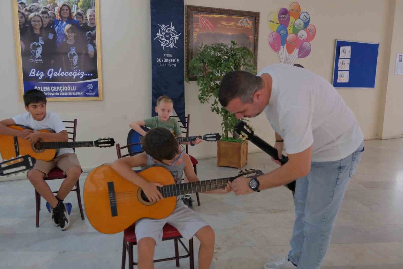 Aydınlı çocuklar yaz tatilini müzikle geçiriyor