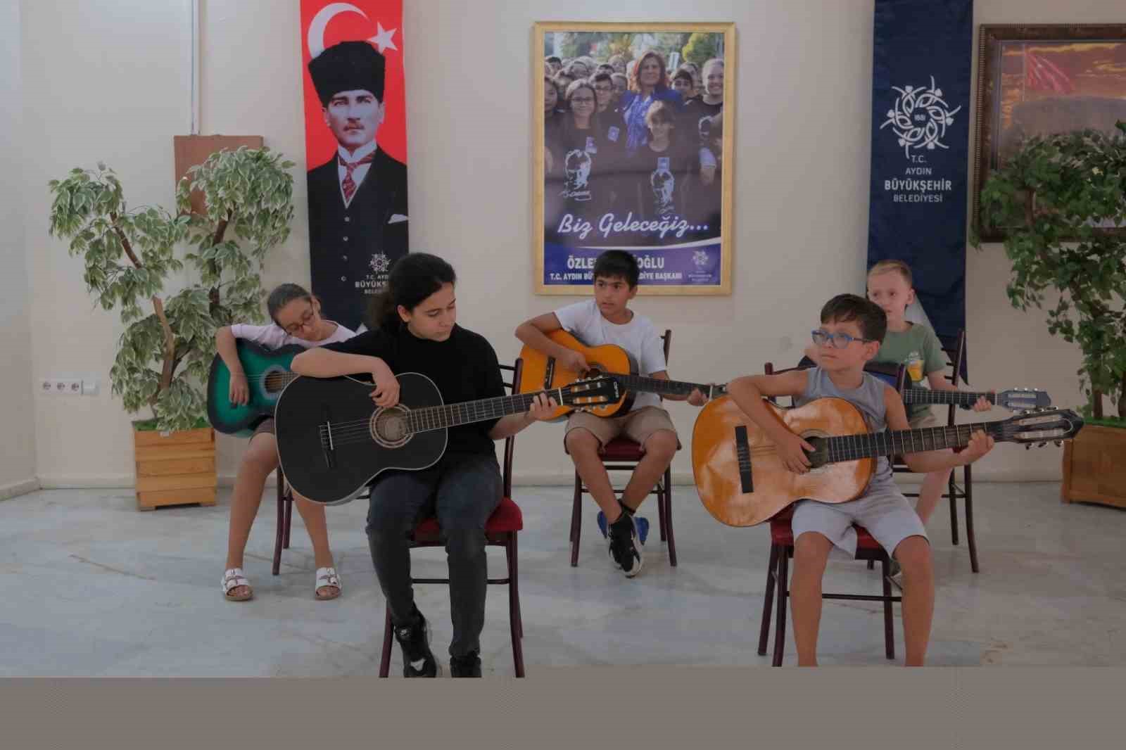 Aydınlı çocuklar yaz tatilini müzikle geçiriyor