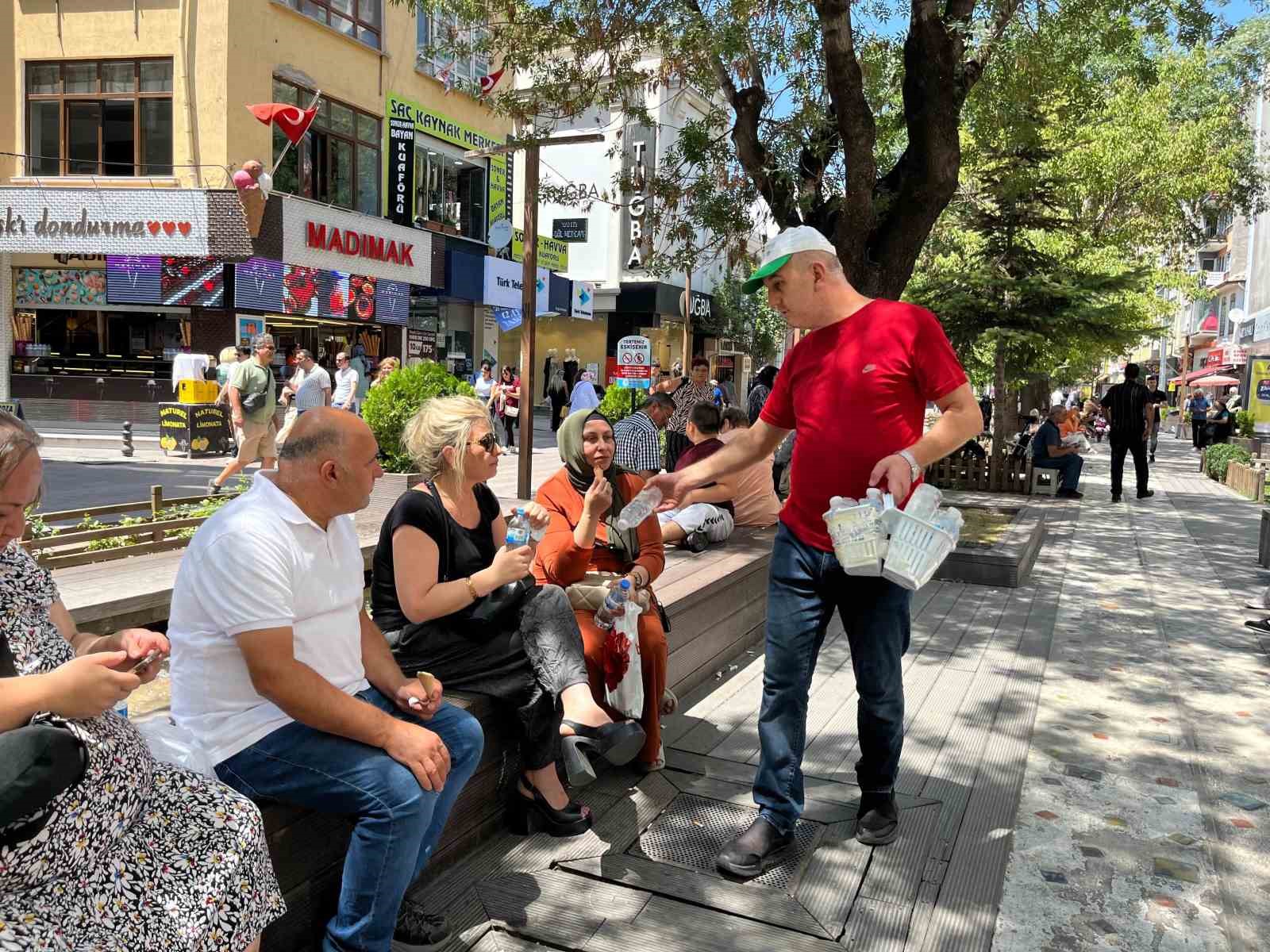 Vatandaşların yaptığı bağışlarla her gün saatlerce ücretsiz su dağıtıyor