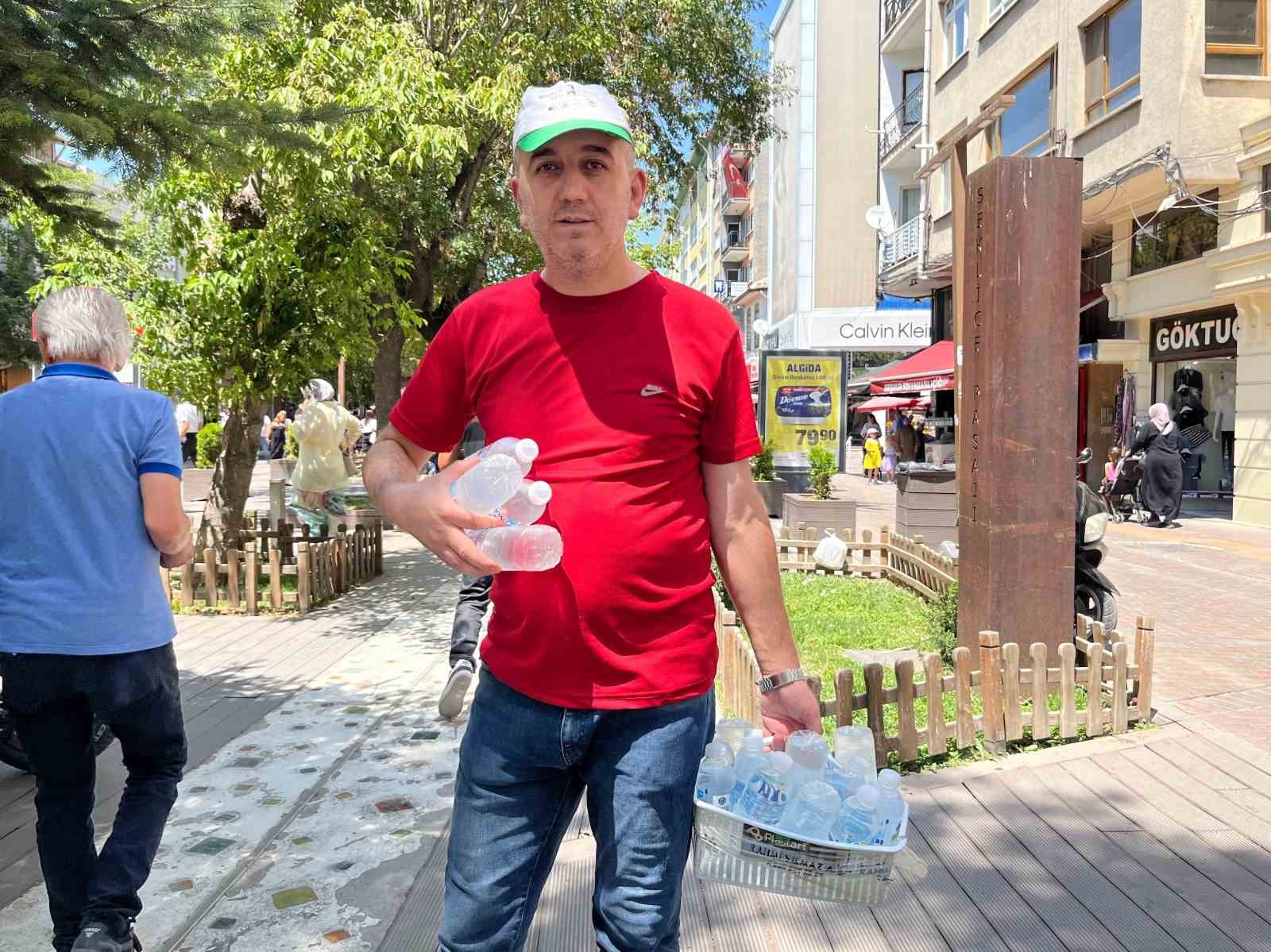 Vatandaşların yaptığı bağışlarla her g&uuml;n saatlerce &uuml;cretsiz su dağıtıyor
