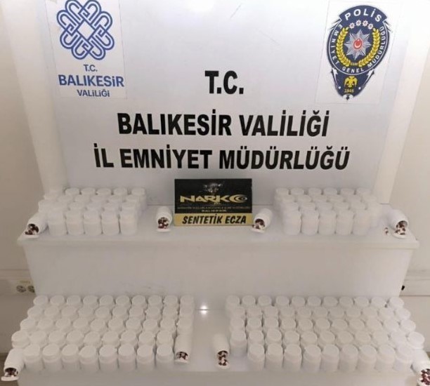 Balıkesir&rsquo;de uyuşturucu taciri 3 şahıs tutuklandı
