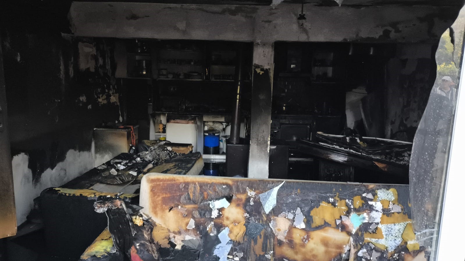 Alevlere teslim olan ev kullanılamaz hale geldi