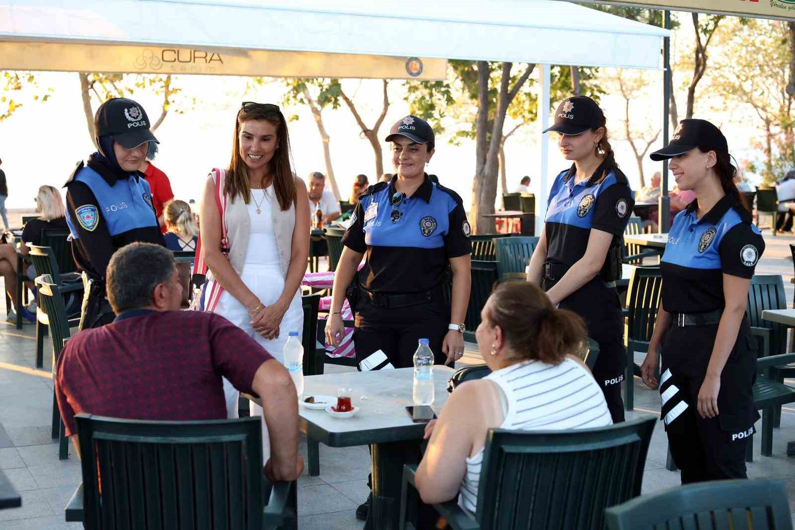 Çanakkale’de polisler ve muhtarlar vatandaşları bilgilendirmek için sahada