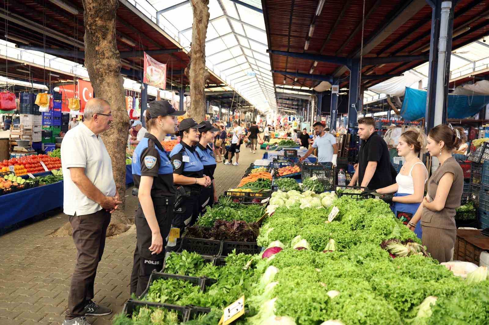 Çanakkale’de polisler ve muhtarlar vatandaşları bilgilendirmek için sahada