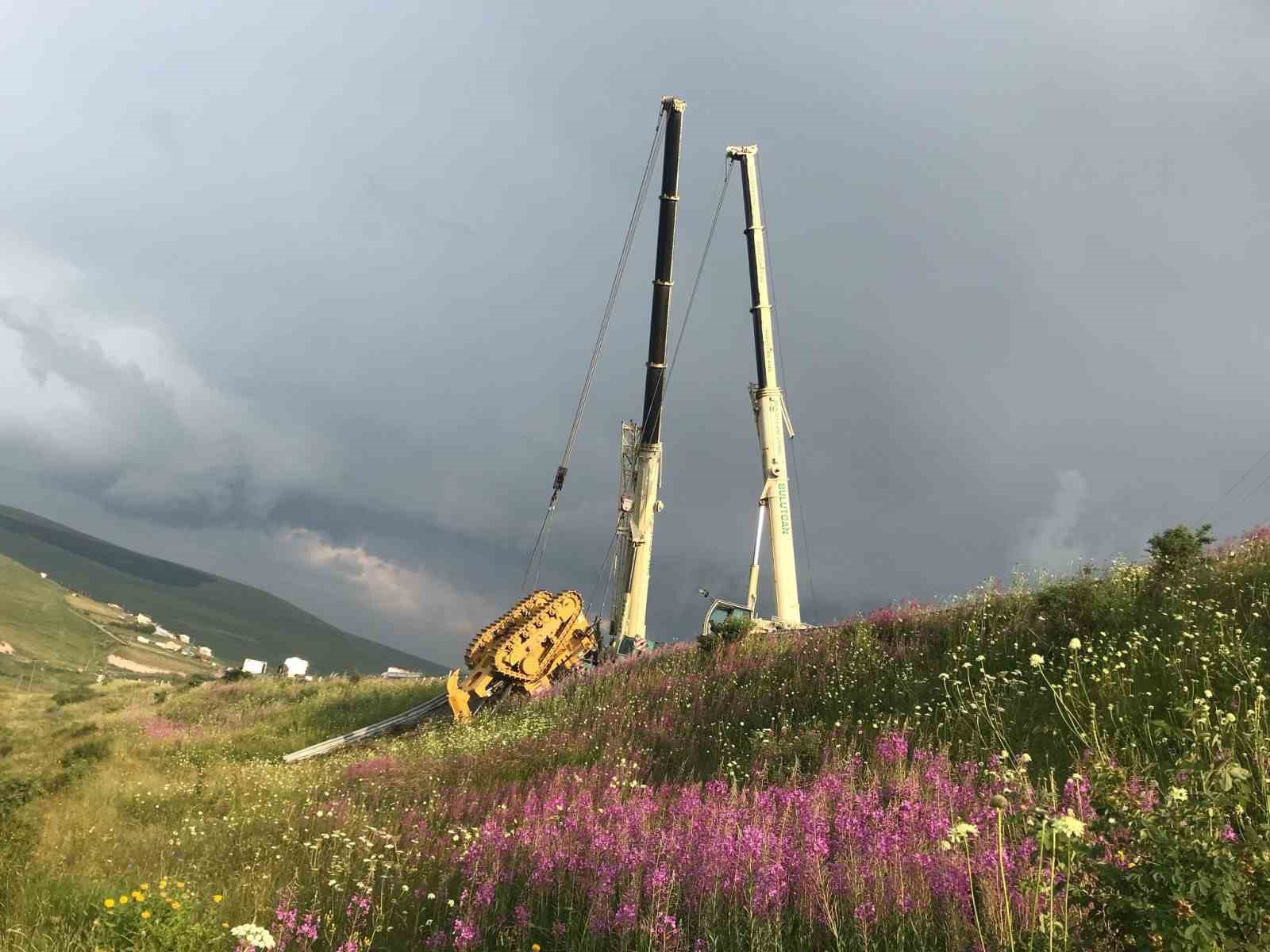 Uçuruma yuvarlanan TIR dorsesi ve dozer vinçle çıkartıldı