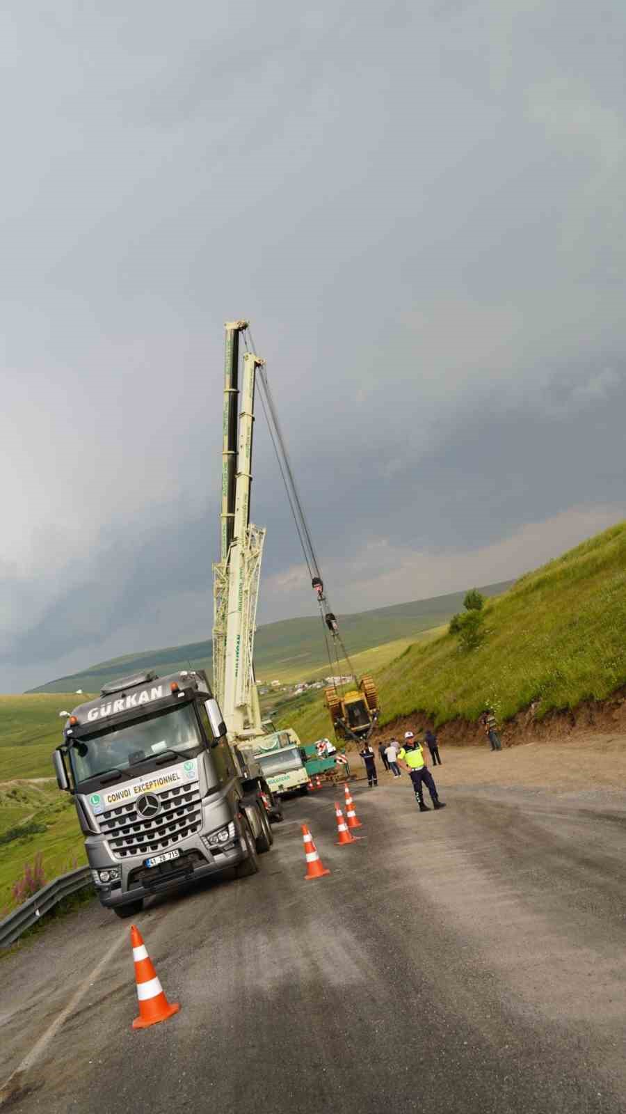 U&ccedil;uruma yuvarlanan TIR dorsesi ve dozer vin&ccedil;le &ccedil;ıkartıldı
