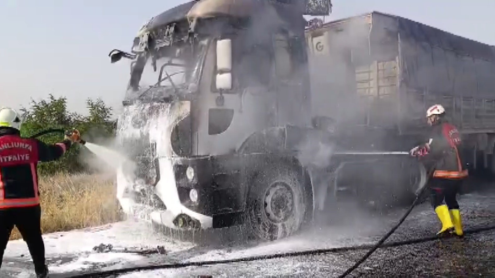 Şanlıurfa&rsquo;da alev alan tır kullanılamaz hale geldi
