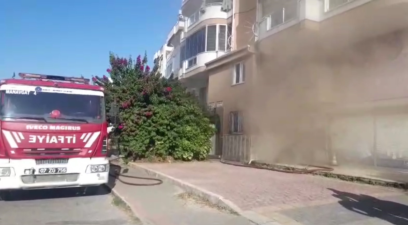 Manavgat’ta iş yeri yangını ucuz atlatıldı