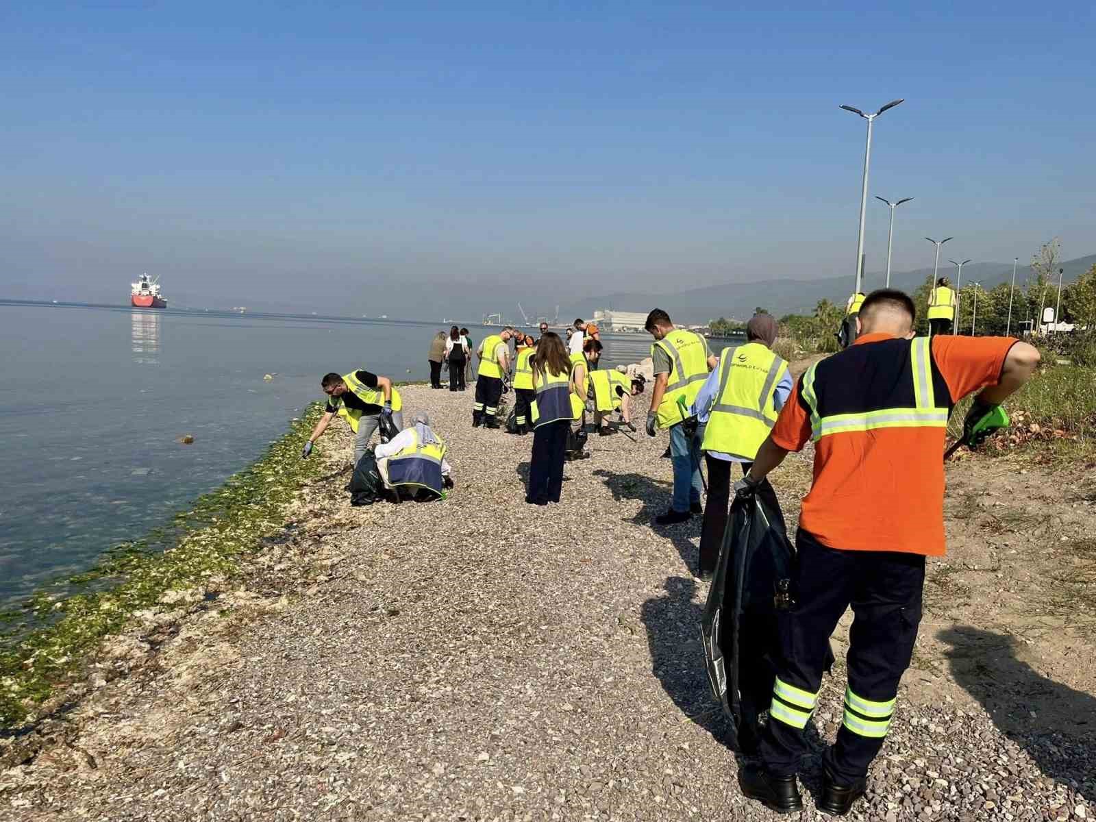 Körfez’de kıyı temizliği: Yarım saatte 70 kilo atık toplandı