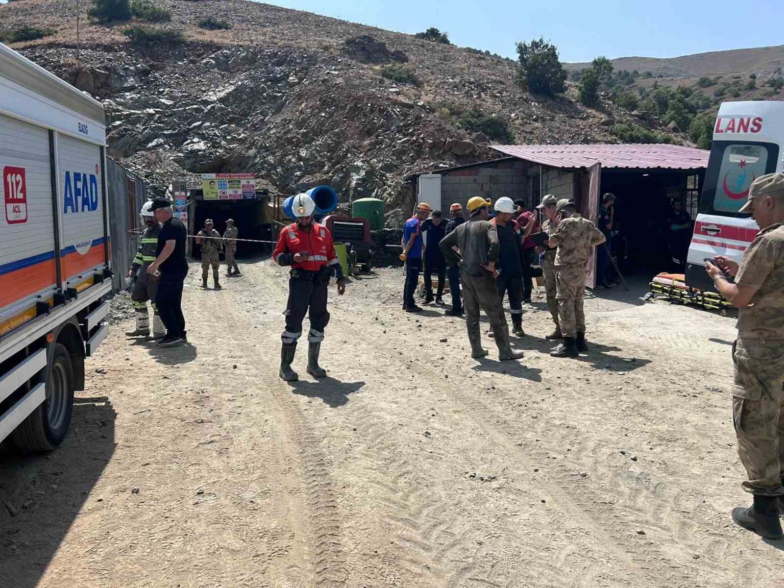Elazığ&rsquo;da maden ocağında g&ouml;&ccedil;&uuml;k: 3 iş&ccedil;i kendi imkanları ile kurtuldu, 1 iş&ccedil;iyi kurtarma &ccedil;alışmaları devam ediyor

