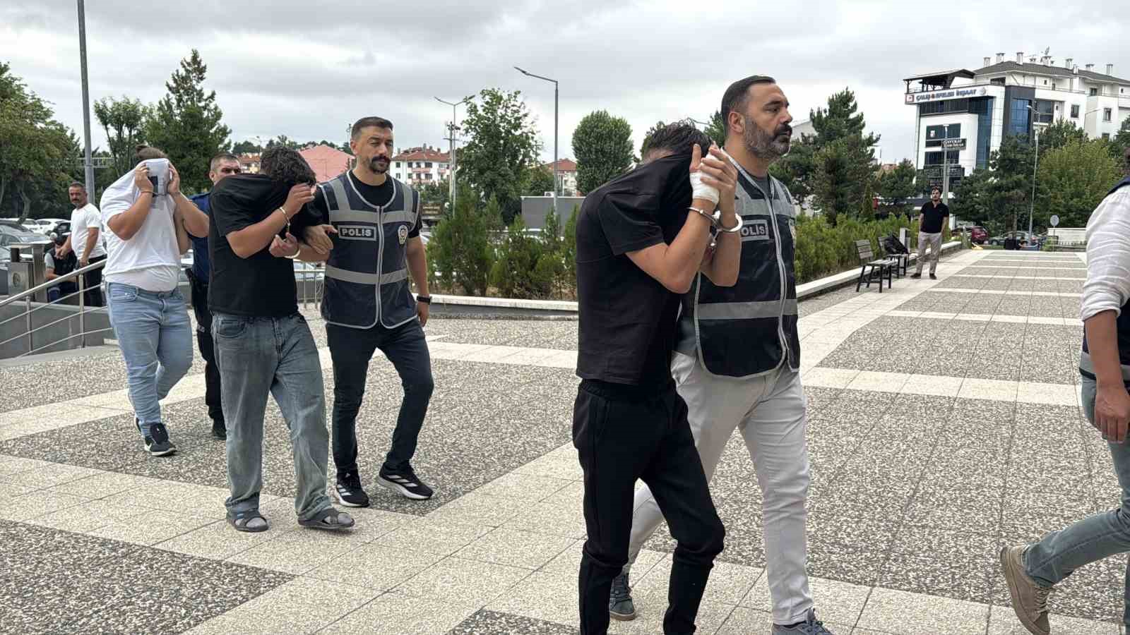 200 bin liralık alkol &ccedil;aldılar: "Hepsini i&ccedil;tik"
