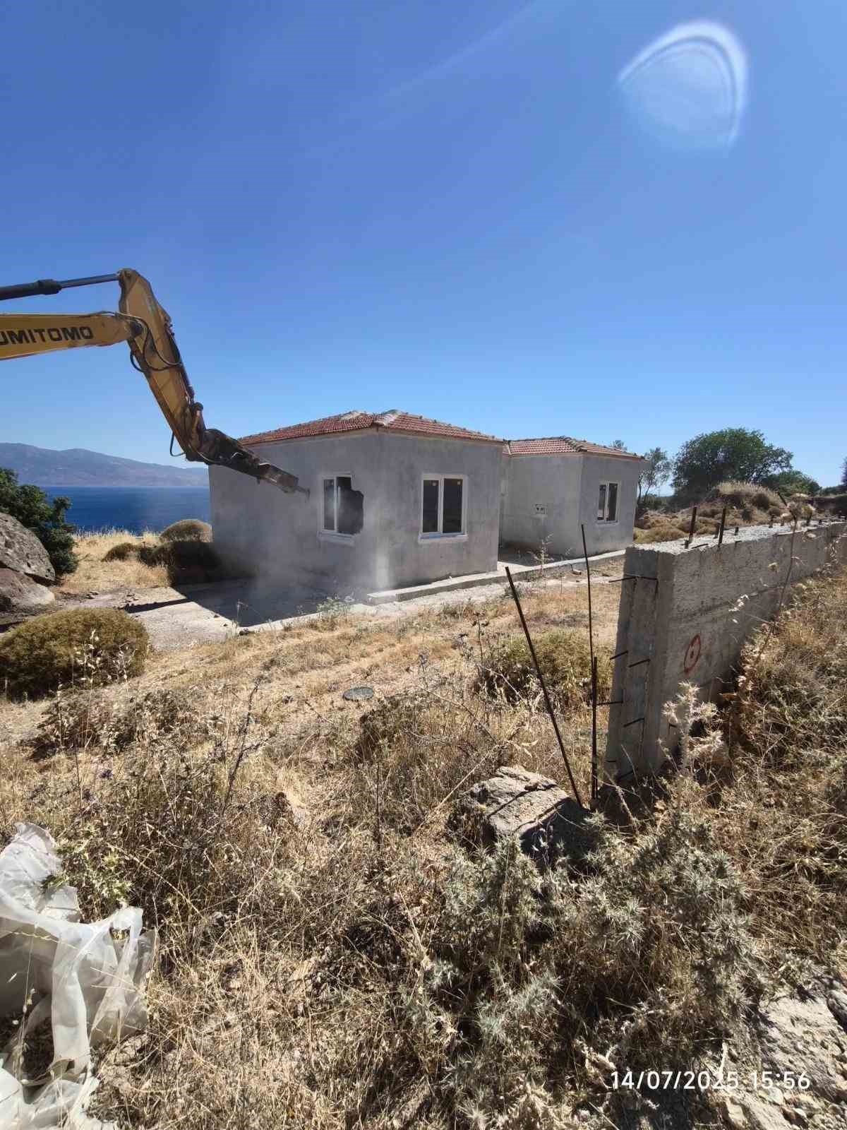 &Ccedil;anakkale&rsquo;de 15 ka&ccedil;ak yapı yıkıldı
