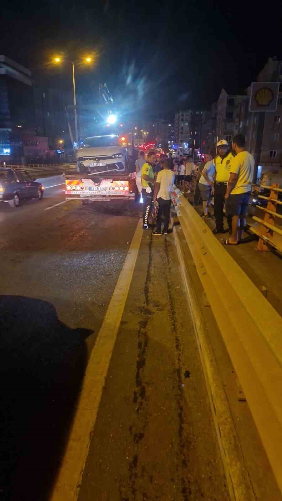 Otomobil k&ouml;pr&uuml; &uuml;zerinde bariyerlere &ccedil;arptı: 1 yaralı
