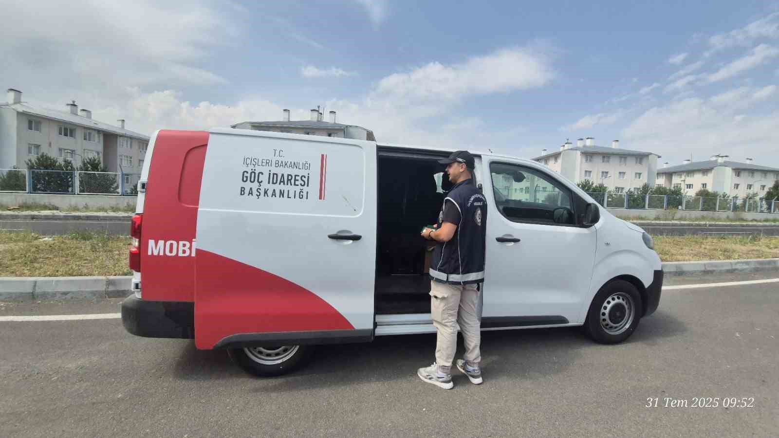 Kars&rsquo;ta G&ouml;&ccedil; İdaresi M&uuml;d&uuml;rl&uuml;ğ&uuml;&rsquo;nden yol uygulaması
