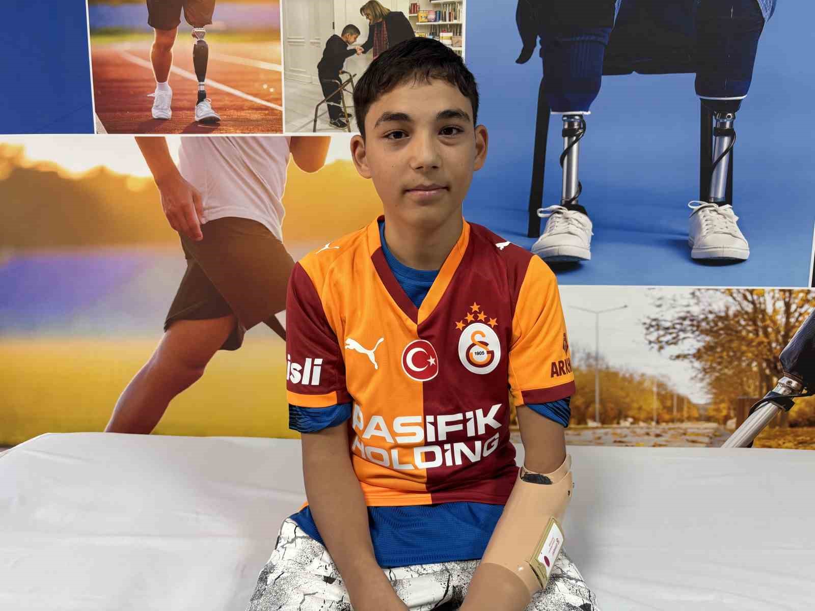 Doğuştan kolu olmayan Mehmet Efe’nin hem kolu takıldı hem de en büyük hayali gerçekleşti