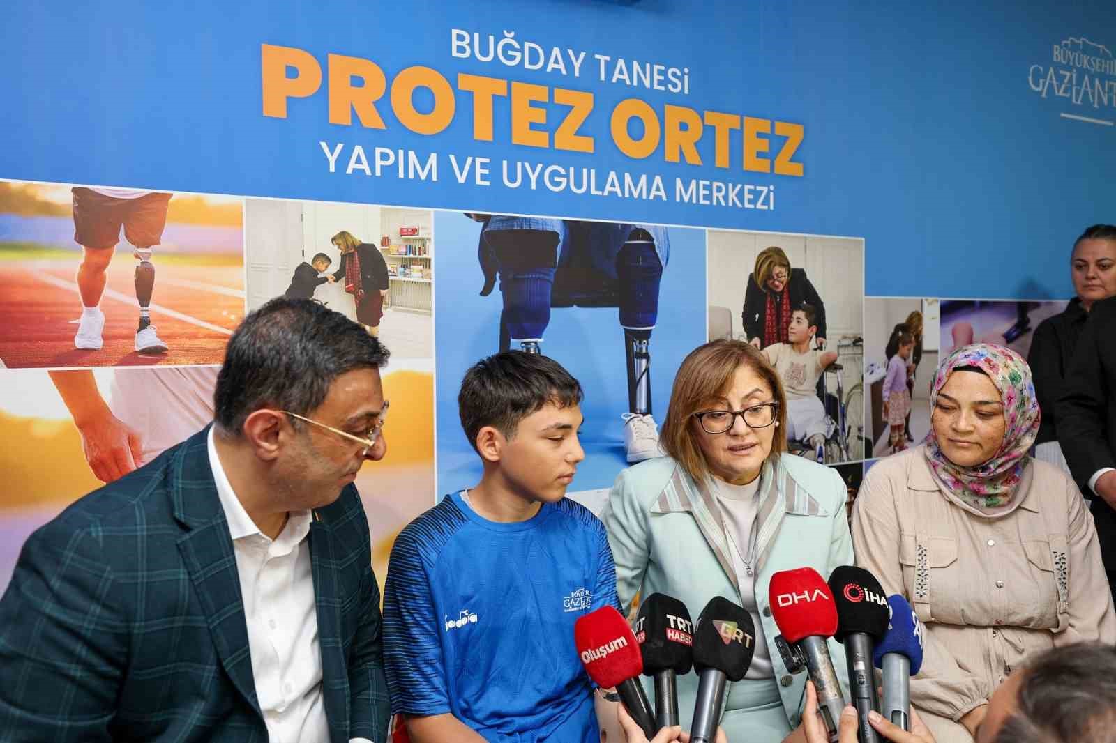 Doğuştan kolu olmayan Mehmet Efe’nin hem kolu takıldı hem de en büyük hayali gerçekleşti