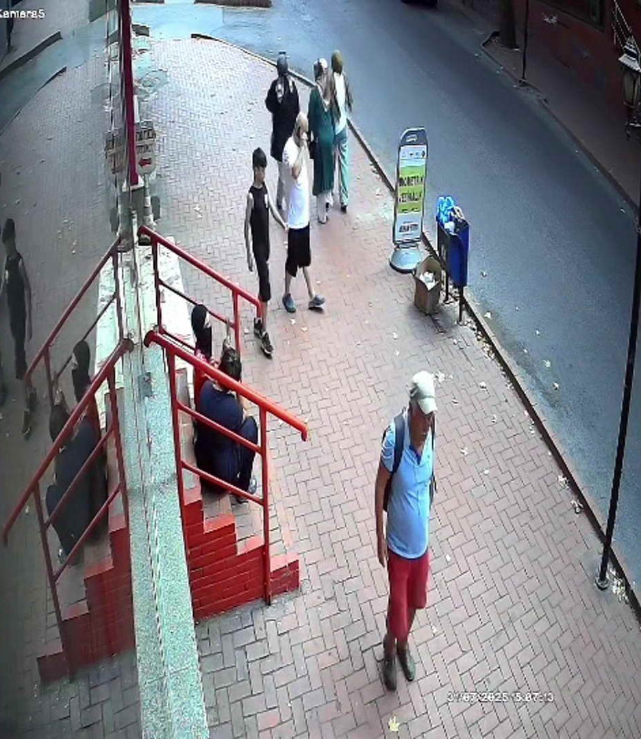 &Ouml;nce selfi, sonra soygun, k&uuml;&ccedil;&uuml;k hırsızlar işbaşında
