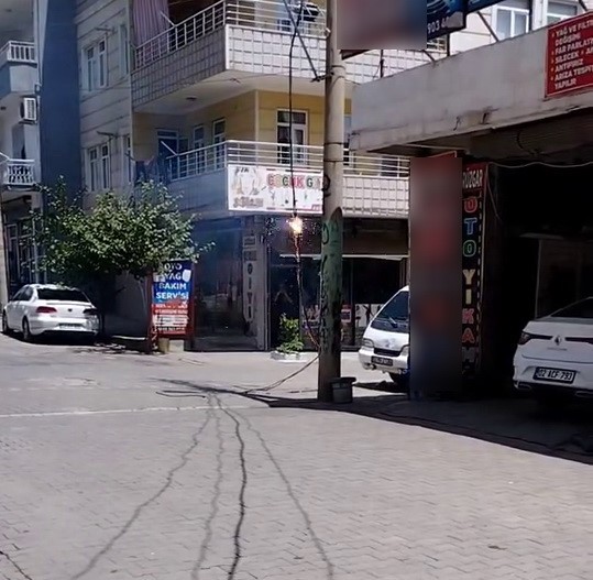 Kopan elektrik hattı alev alev yandı