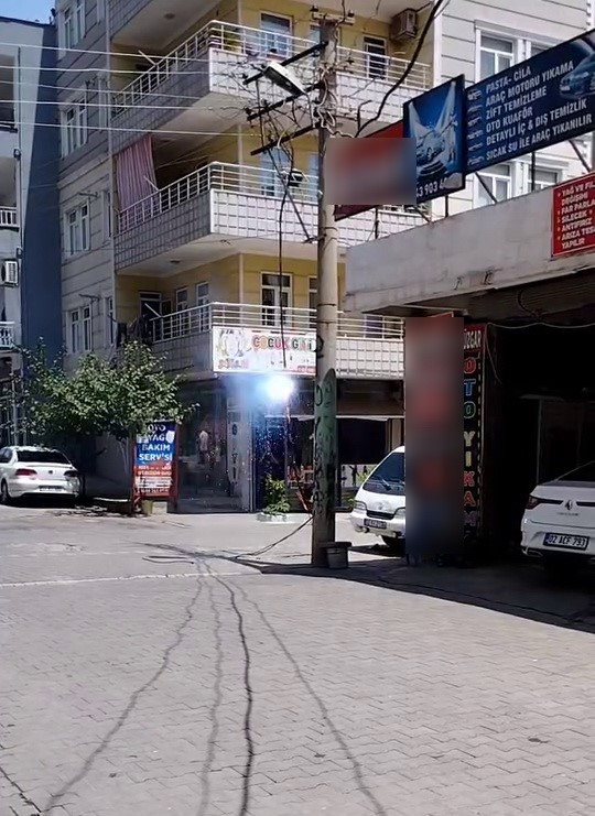 Kopan elektrik hattı alev alev yandı
