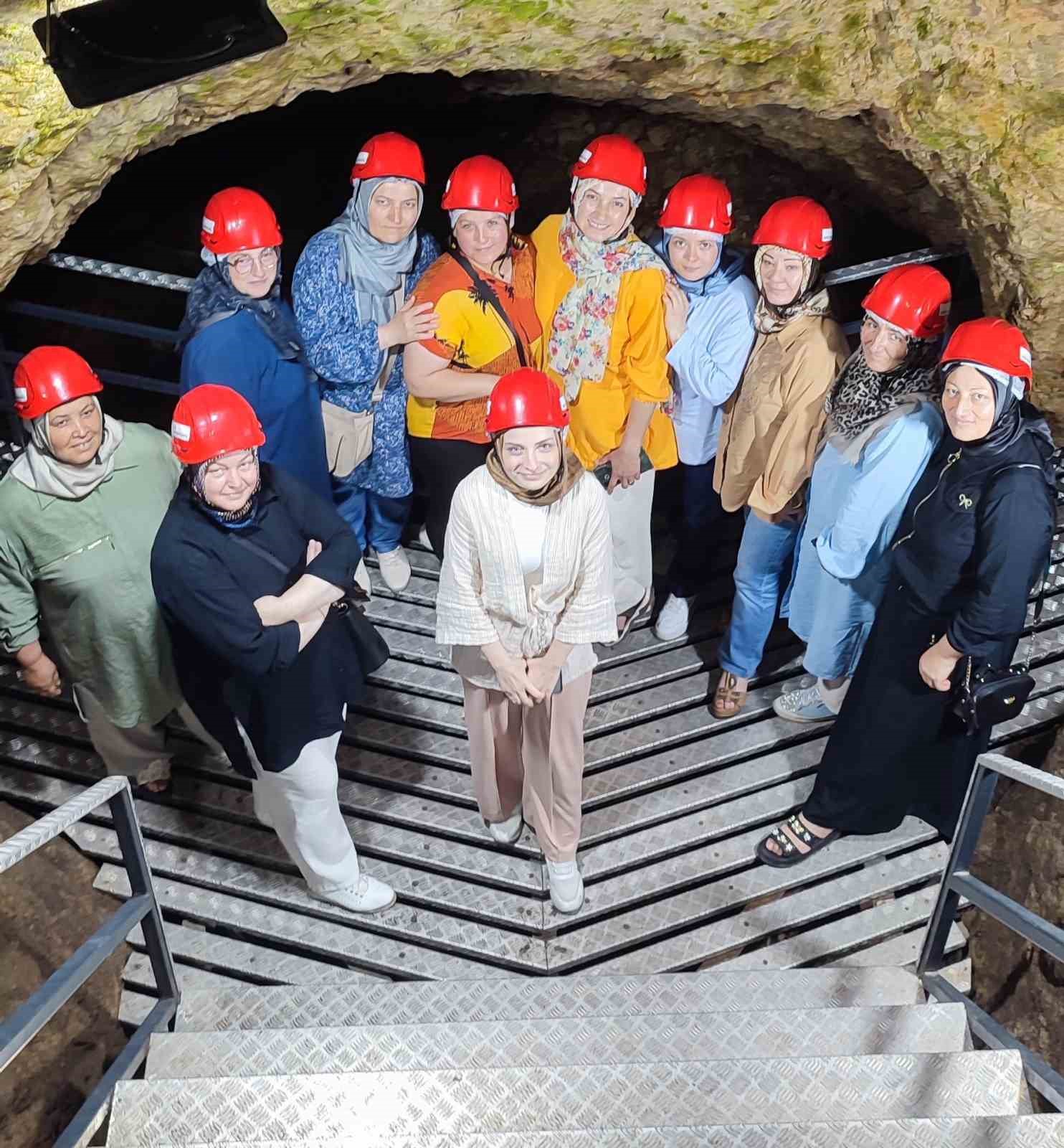 D&uuml;nyada tek: Raylı sistemli kale ziyaret&ccedil;i akınına uğruyor
