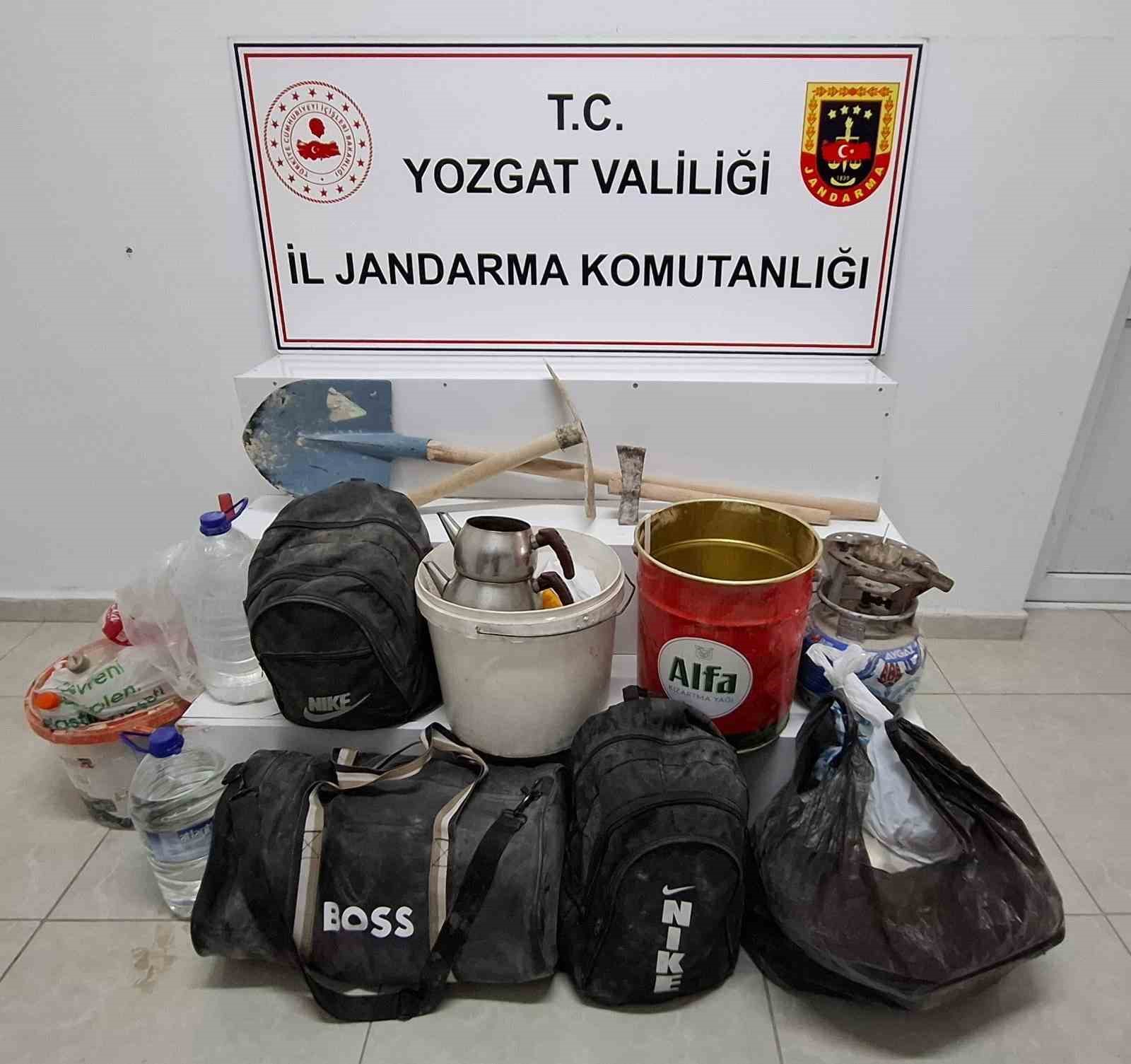 Kaçak kazı yapan definecilere suçüstü