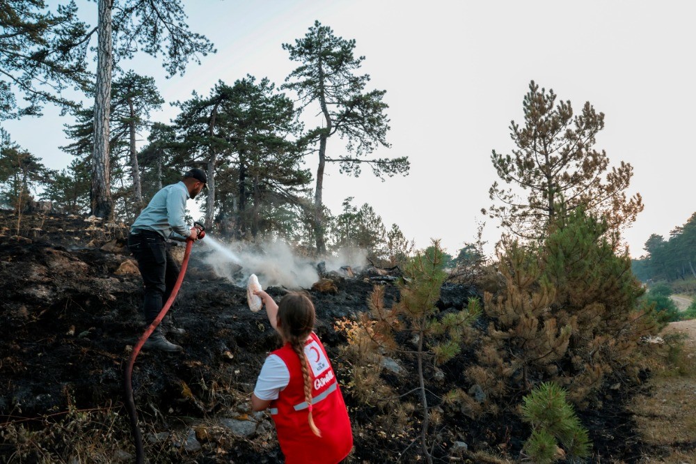 Kızılay g&ouml;n&uuml;ll&uuml;lerinden orman yangınlarıyla m&uuml;cadeleye destek
