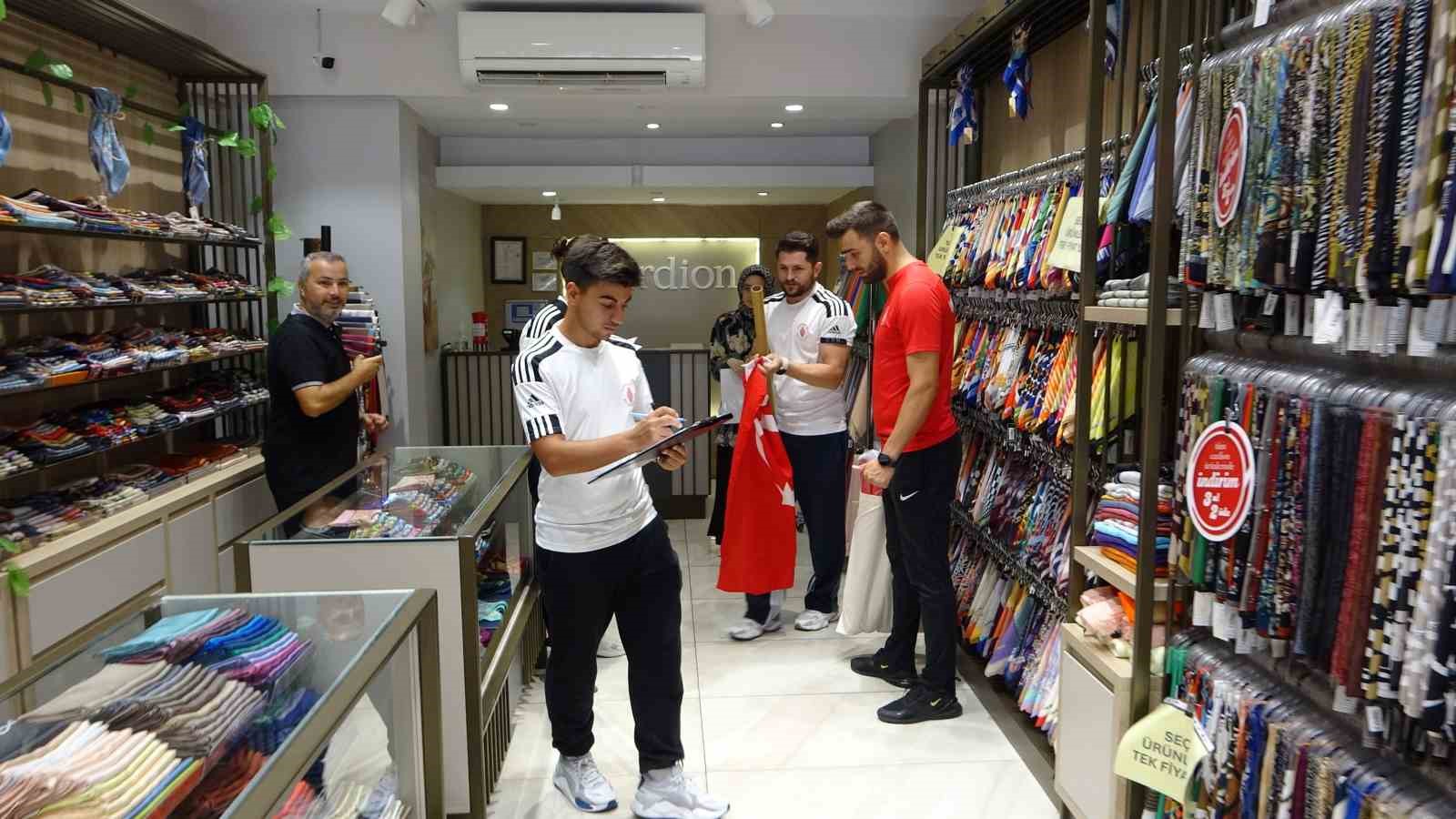 &Uuml;mraniye kırmızı beyaza b&uuml;r&uuml;nd&uuml;: 40 bin T&uuml;rk bayrağı dağıtıldı
