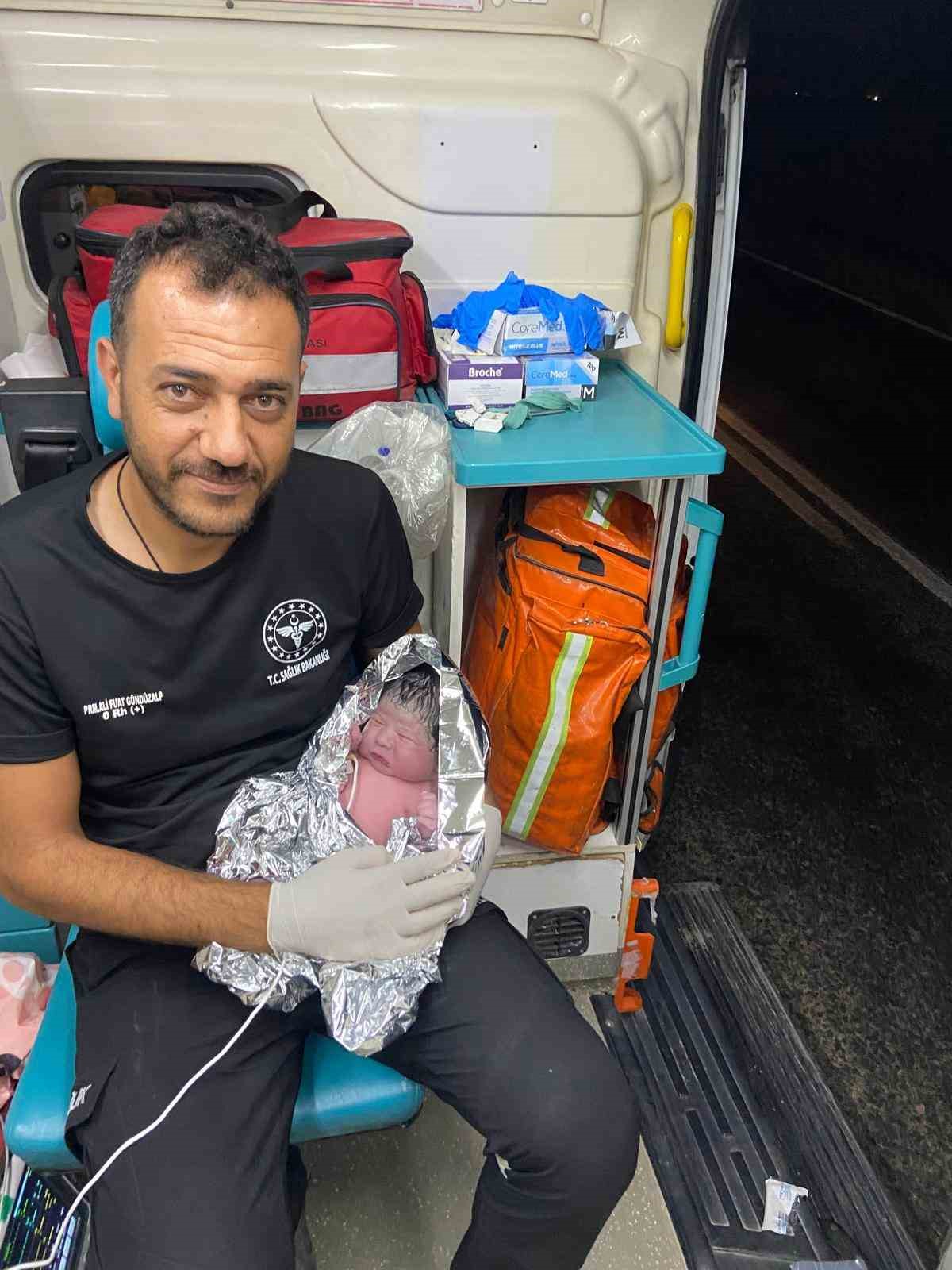 Şanlıurfa’da ambulansta doğum