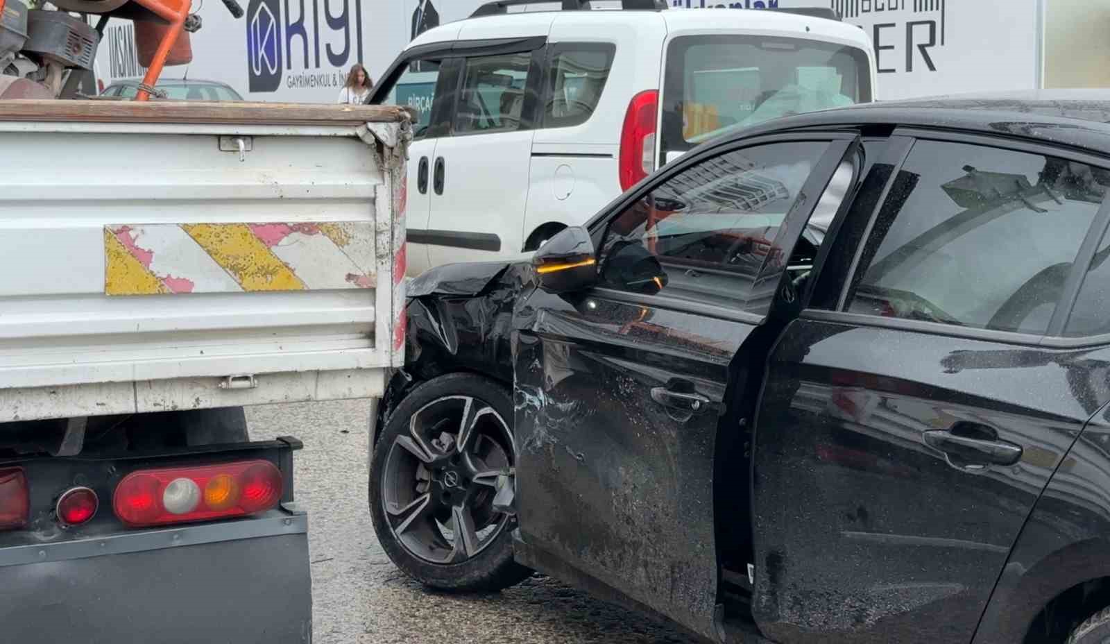 Samsun’da kamyonet ile otomobil çarpıştı: 3 yaralı
