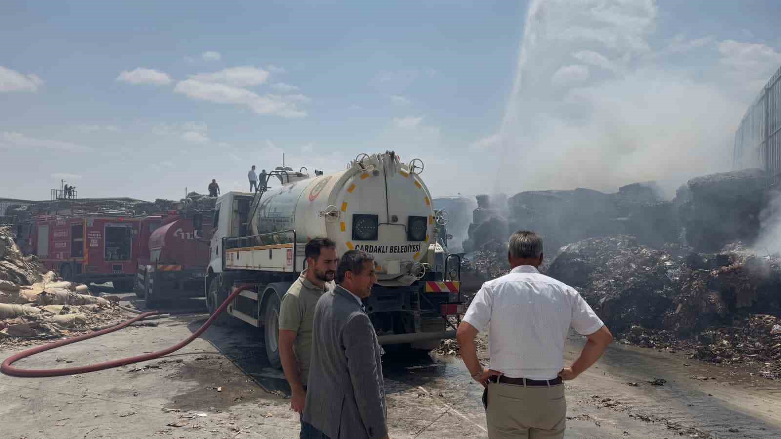 Kağıt fabrikasının hammadde deposunda korkutan yangın