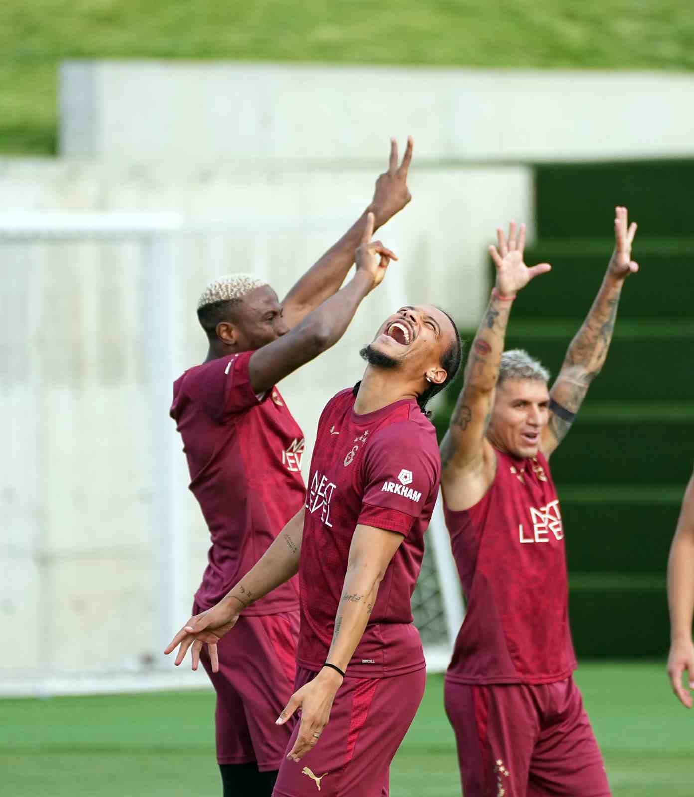 Osimhen, Galatasaray formasıyla ilk antrenmanına çıktı
