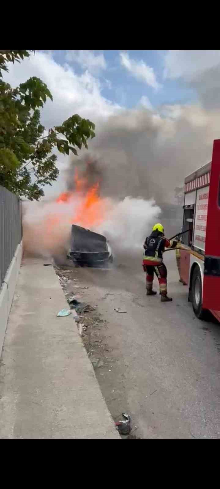 Bandırma Sanayi Sitesi’nde araç yangını korkuttu
