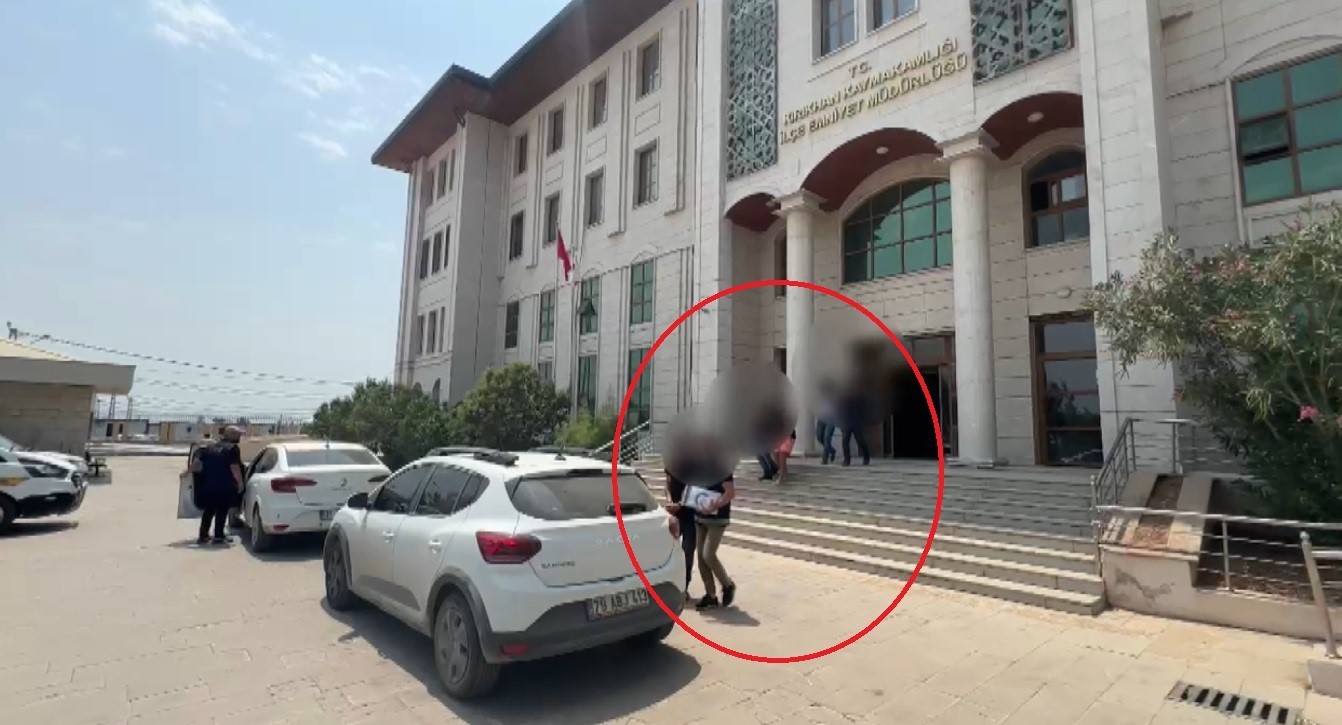 Motosikletli saldırgan iş yerine kurşun yağdırıp ka&ccedil;tı: O anlar kamerada
