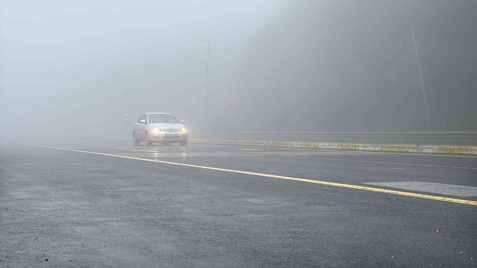 Bolu Dağı&rsquo;nda sis etkili oluyor: G&ouml;r&uuml;ş mesafesi 25 metre
