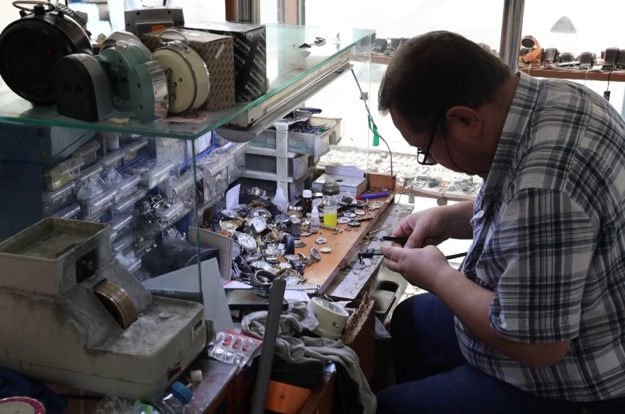 Saat ustaları &ccedil;ıraksız kaldı, meslek tehlikede
