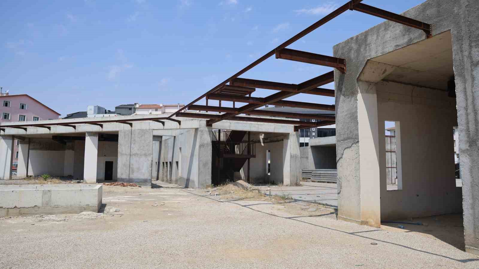 Yarım kalan proje durdu, vatandaşlar tepki g&ouml;sterdi
