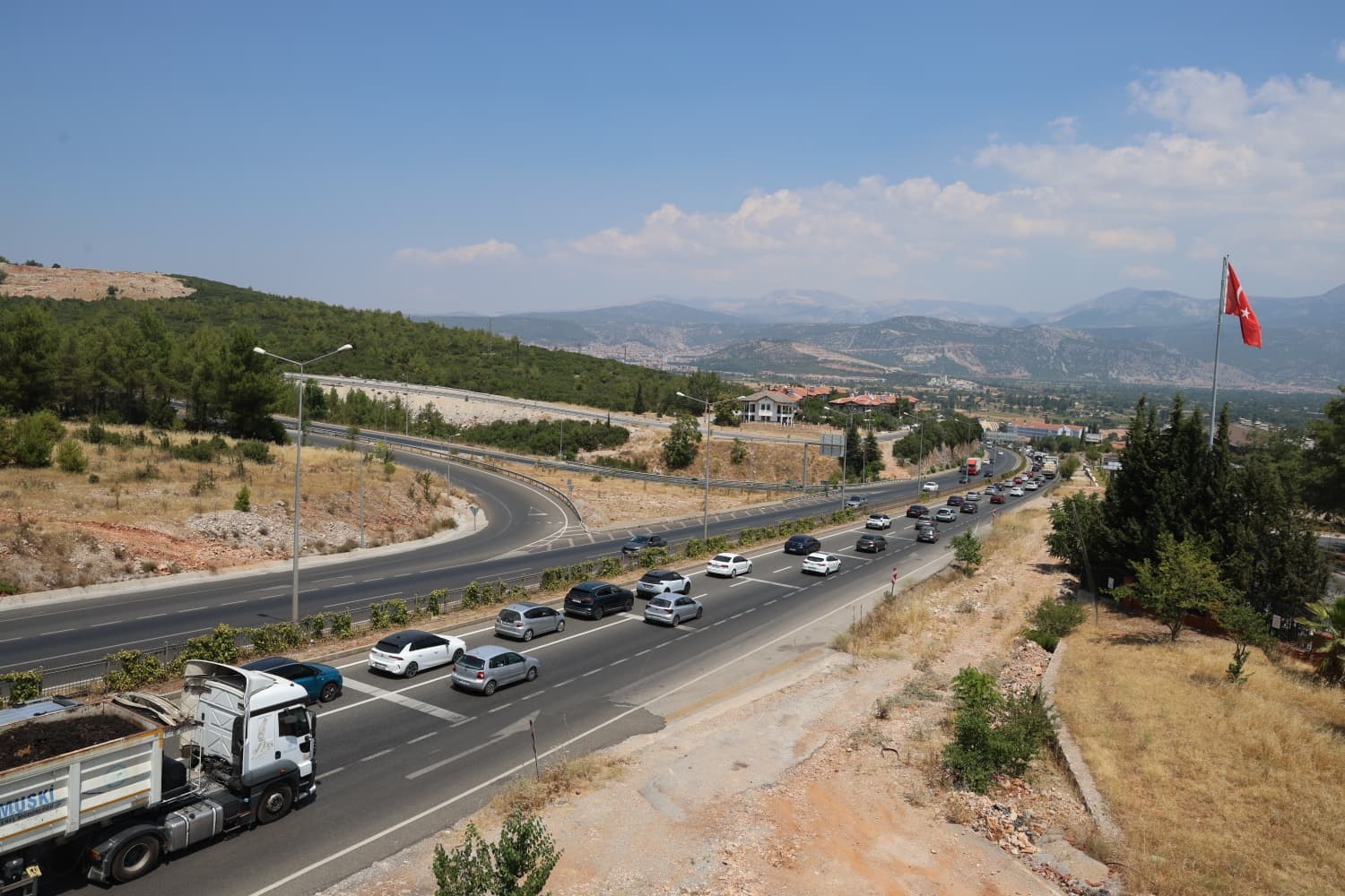 Denizli-Aydın kavşağında 2 kilometrelik araç kuyruğu oluştu