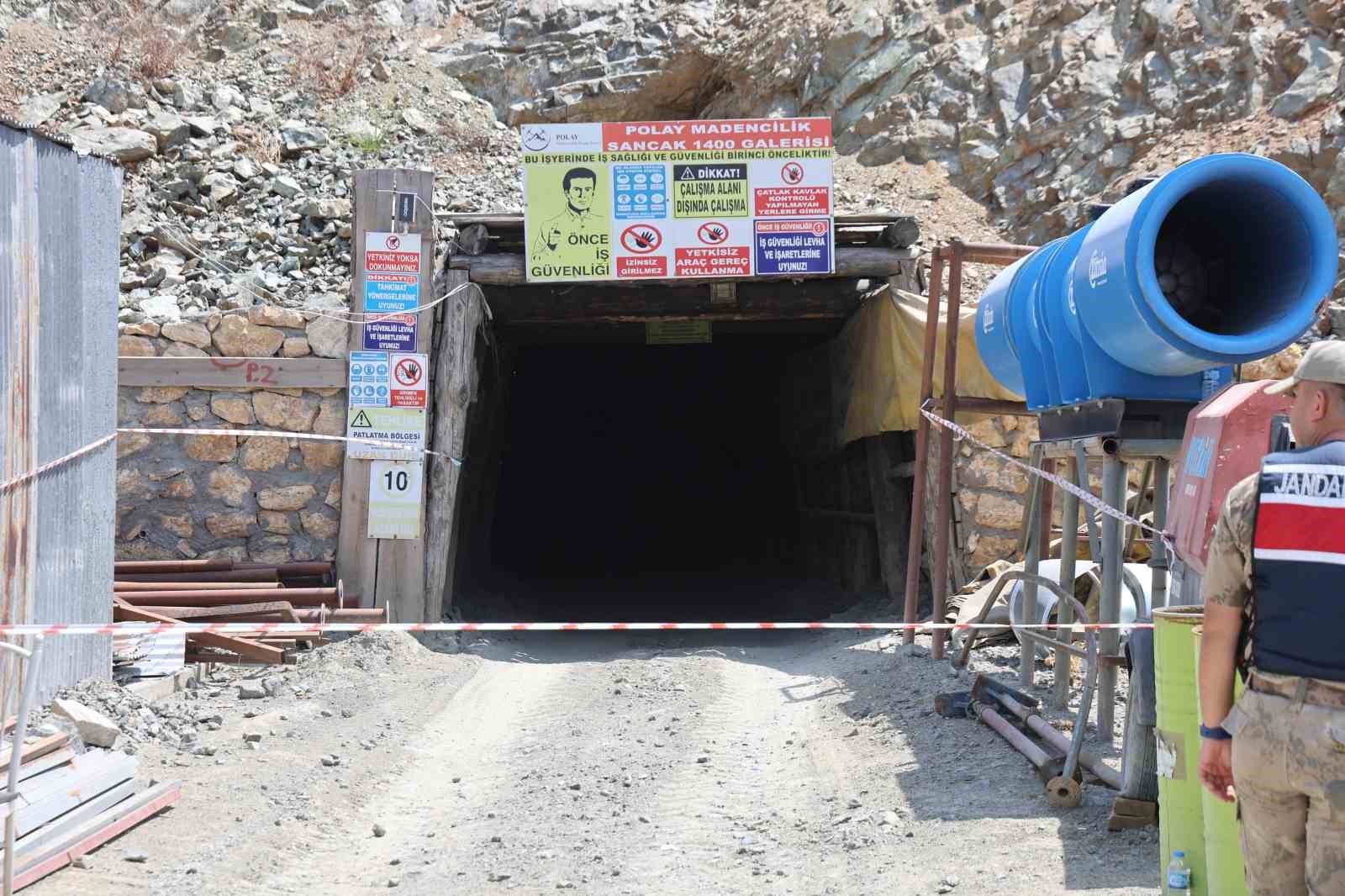 Elazığ&rsquo;daki g&ouml;&ccedil;&uuml;kte &ccedil;alışmalar 4 saattir s&uuml;r&uuml;yor: maden ocağı dron ile g&ouml;r&uuml;nt&uuml;lendi
