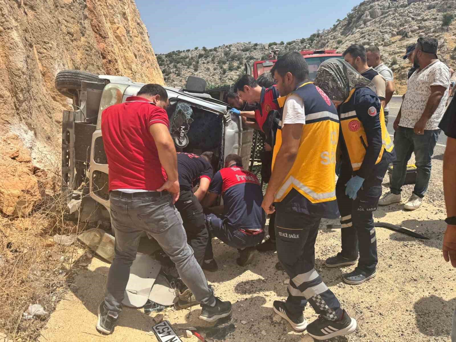 Adıyaman&rsquo;da şarampole devrilen kamyonetin s&uuml;r&uuml;c&uuml;s&uuml; yaralandı
