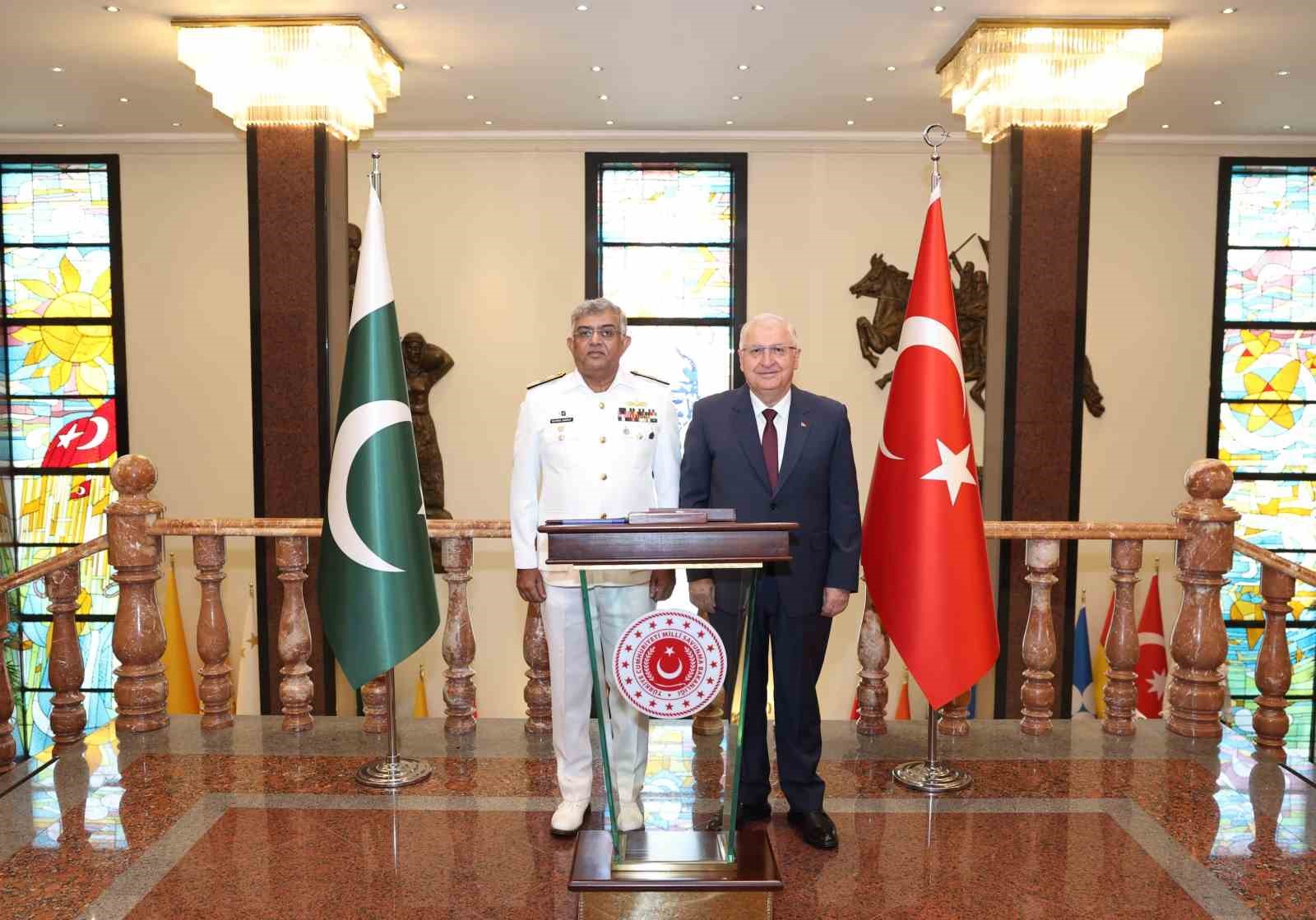 Bakan Güler, Pakistan Deniz Kuvvetleri Komutanı Oramiral Naveed Ashraf’ı kabul etti